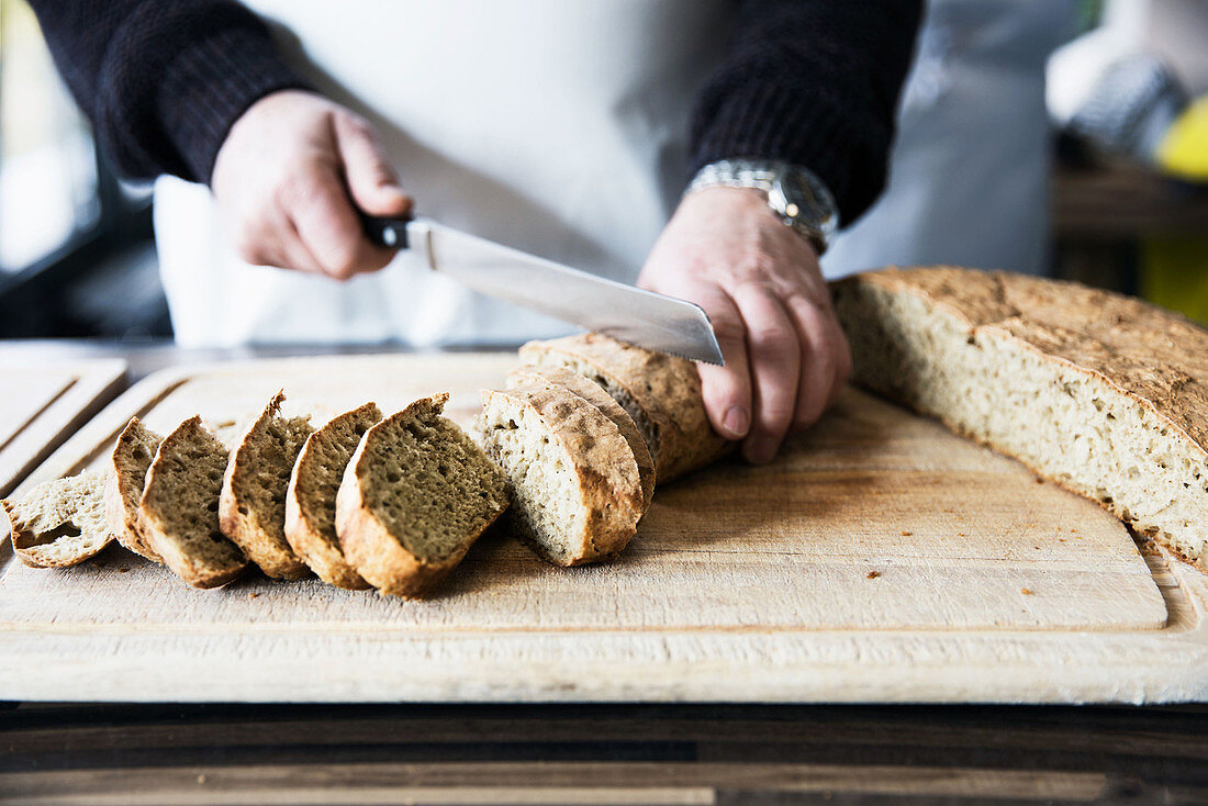 Frisch gebackenes Brot schneiden