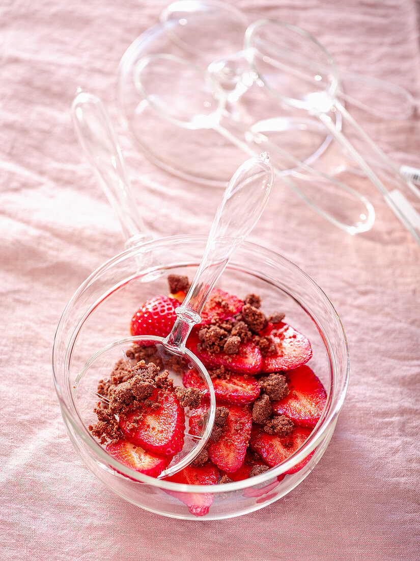 Strawberries with crispy chocolate muesli