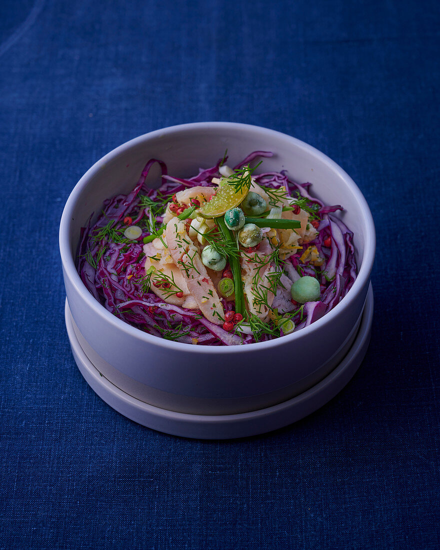 Rotkohlsalat mit Dill und Räucheraal