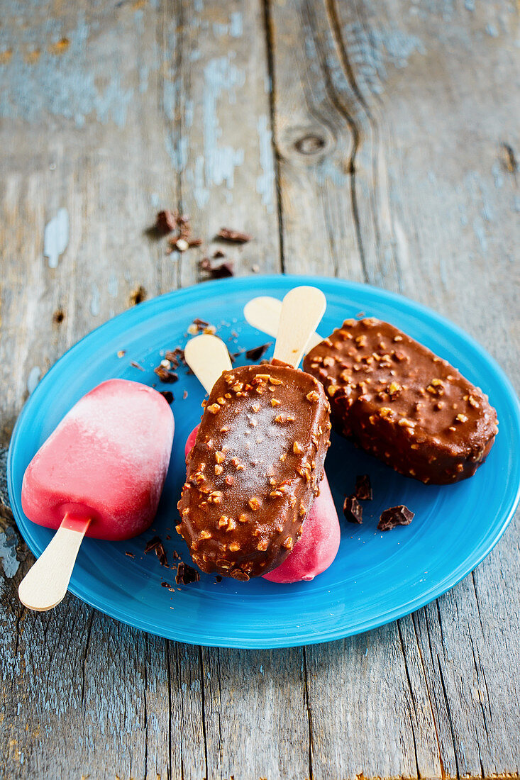 Chocolate and strawberry ice cream sticks