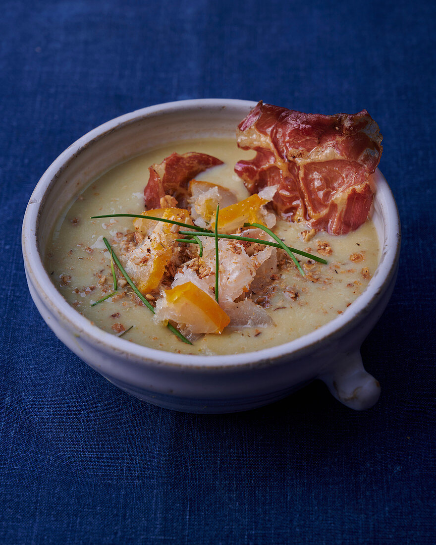 Pea soup with haddock and crispy bacon