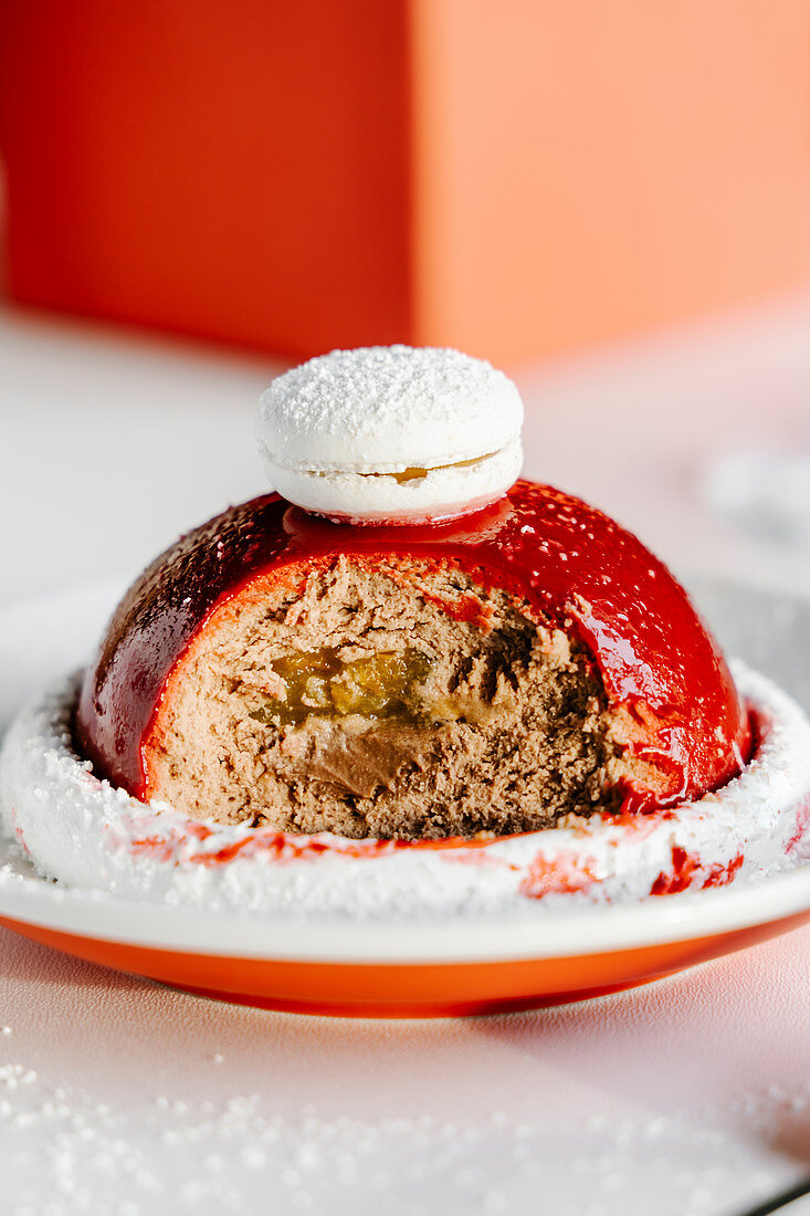 Weihnachtliches Mousse-Törtchen in Kuppelform