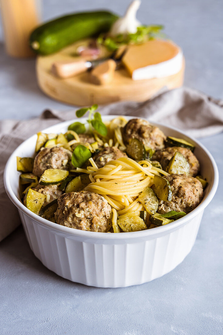 Gedämpfte Fleischbällchen mit Zucchini und Knoblauchnudeln