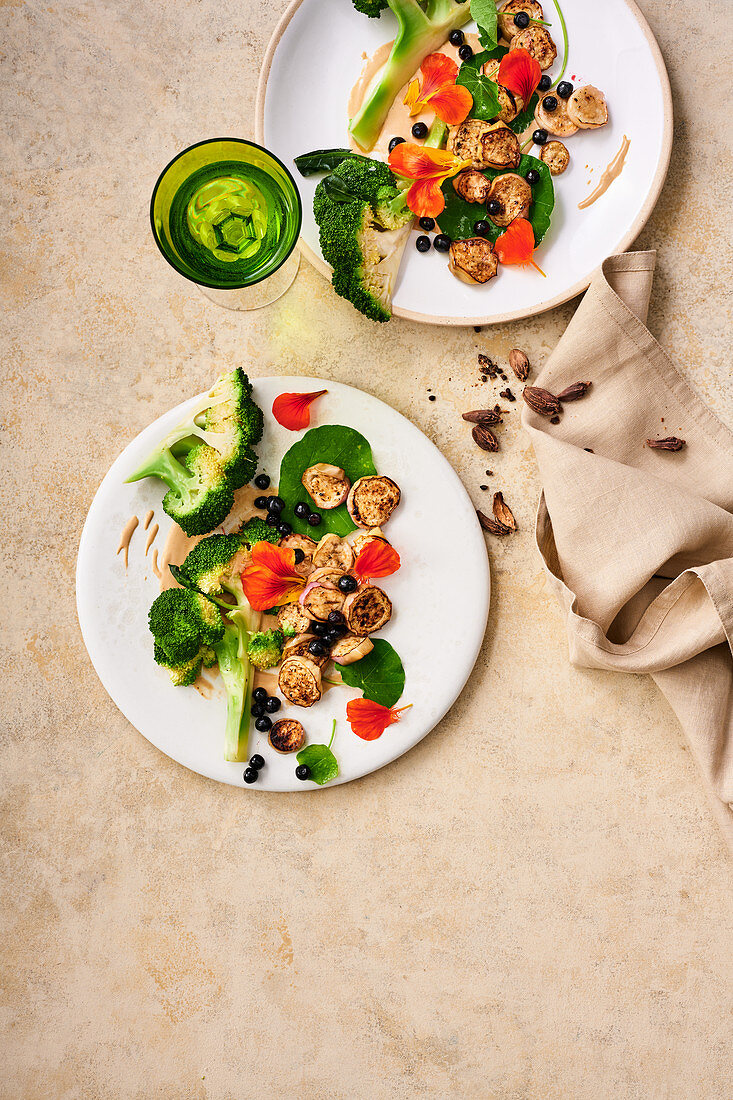 Brokkolisalat mit Heidelbeeren und Tahin-Dressing