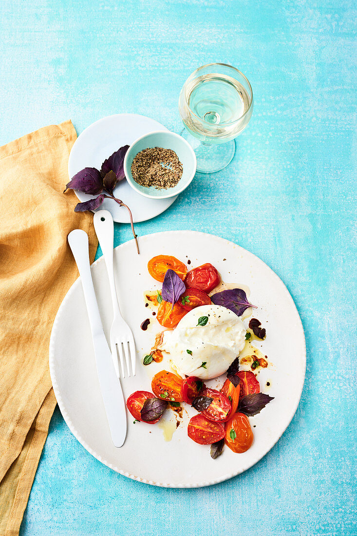 Gebackene Tomaten 'Caprese' mit Burrata