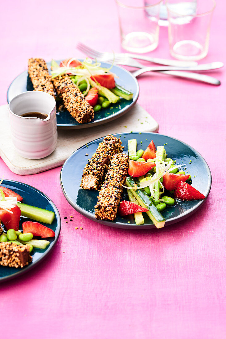 Edamame-Salat mit Tofu, Erdbeeren und Kaffirlimettenblätter