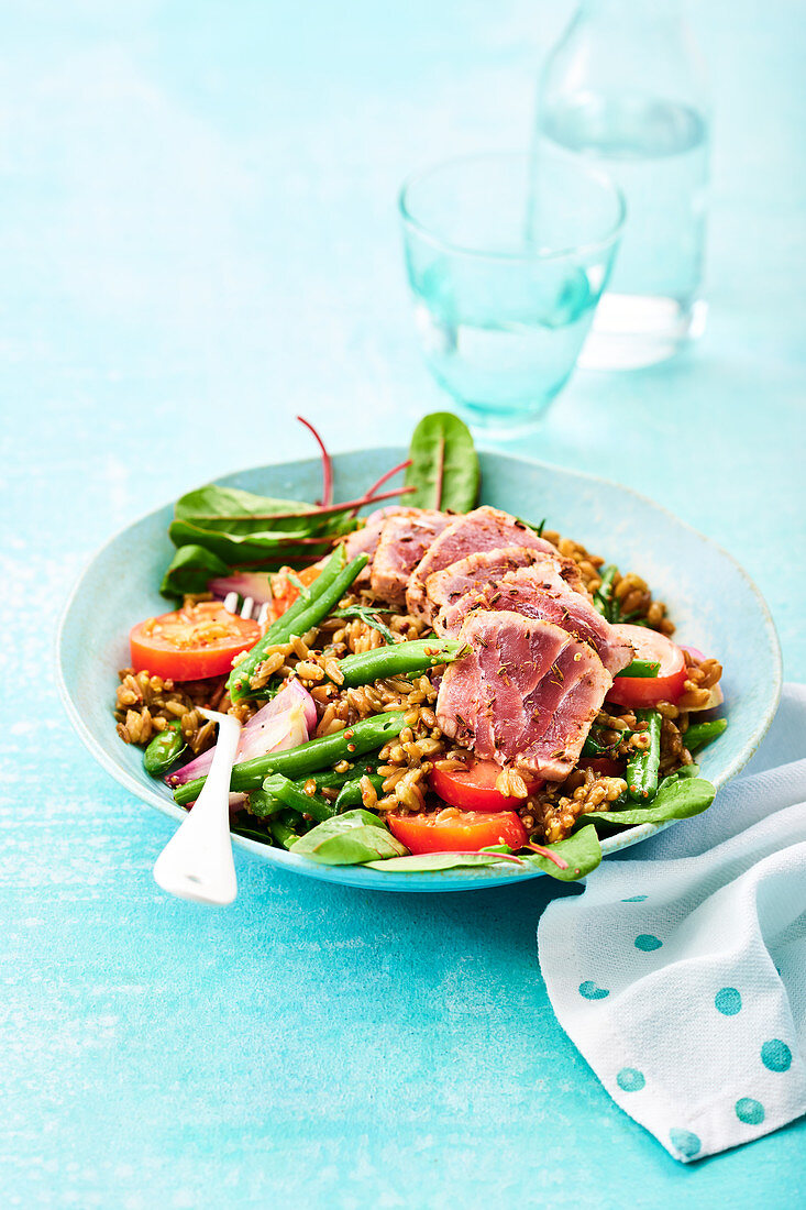 Niscoise salad with green spelt, pink tuna, beans and tomatoes