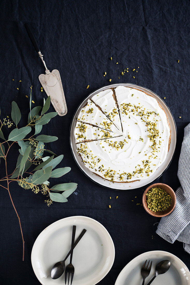 Süßer Spinatkuchen mit Frischkäsetorte und Pistazien