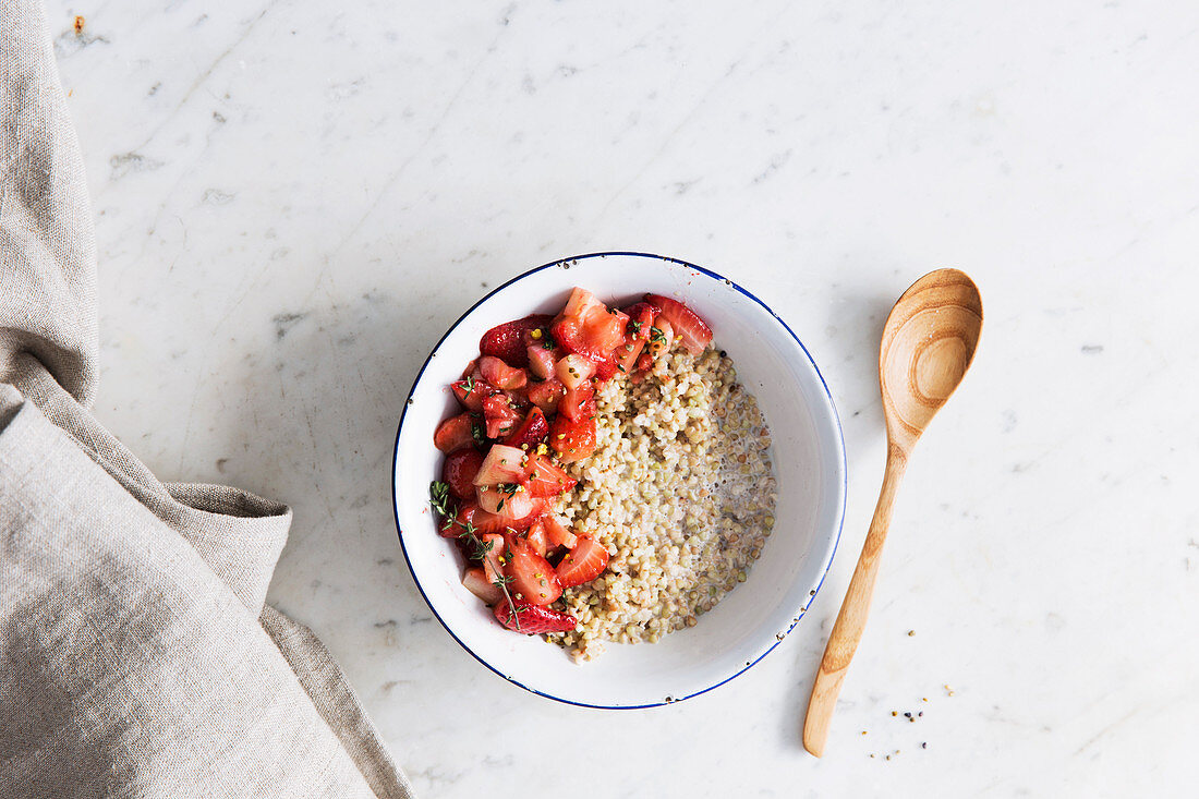 Buchweizen-Porridge mit Erdbeeren und Thymian