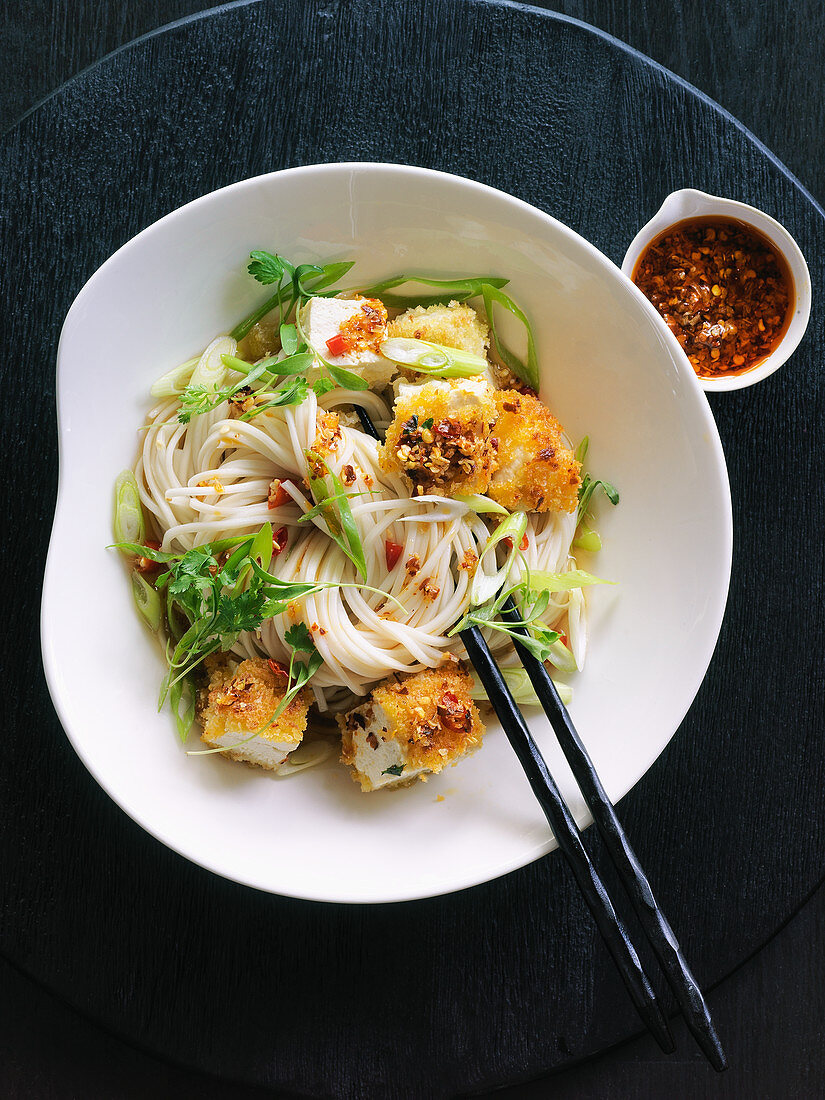 Buddha Bowl mit knusprigem Tofu und Reisnudeln