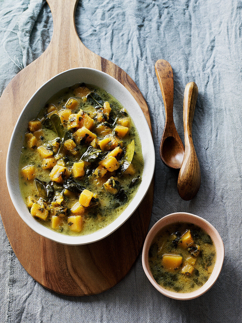 Kürbis-Kokoscremesuppe mit Kaffirlimettenblättern