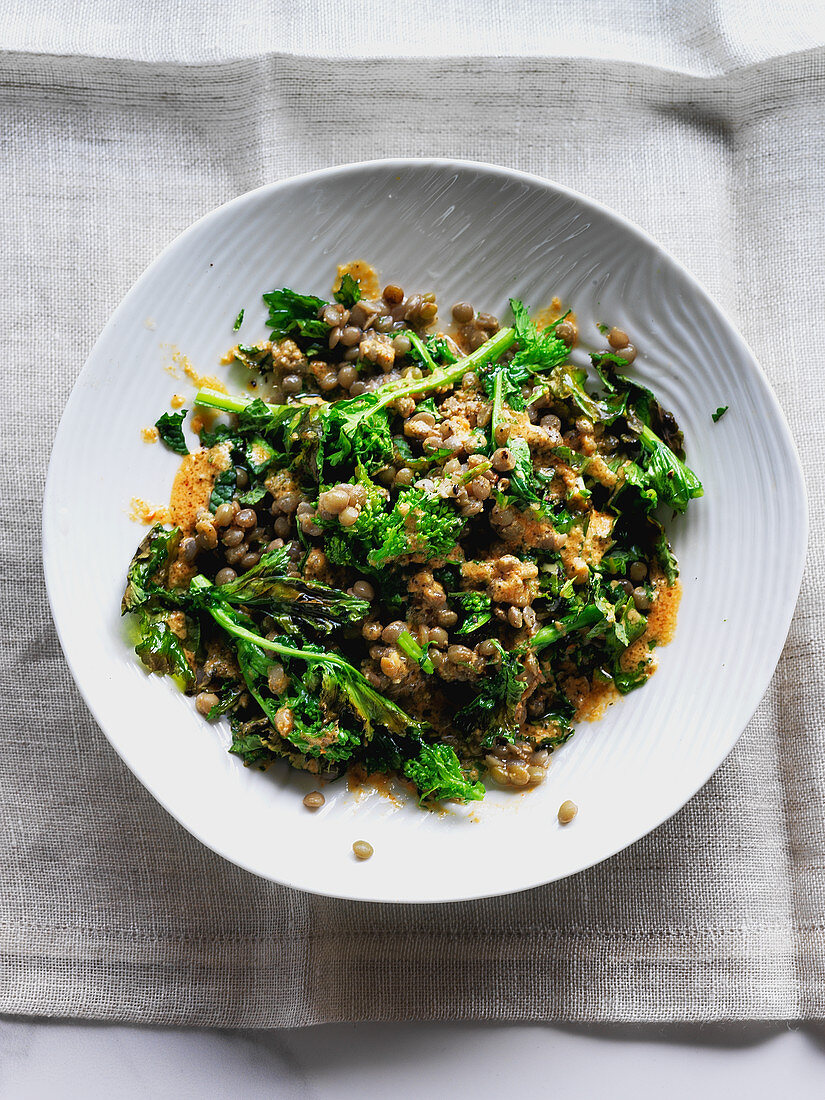 Buddha Bowl mit Linsen und gegrilltem Rapini