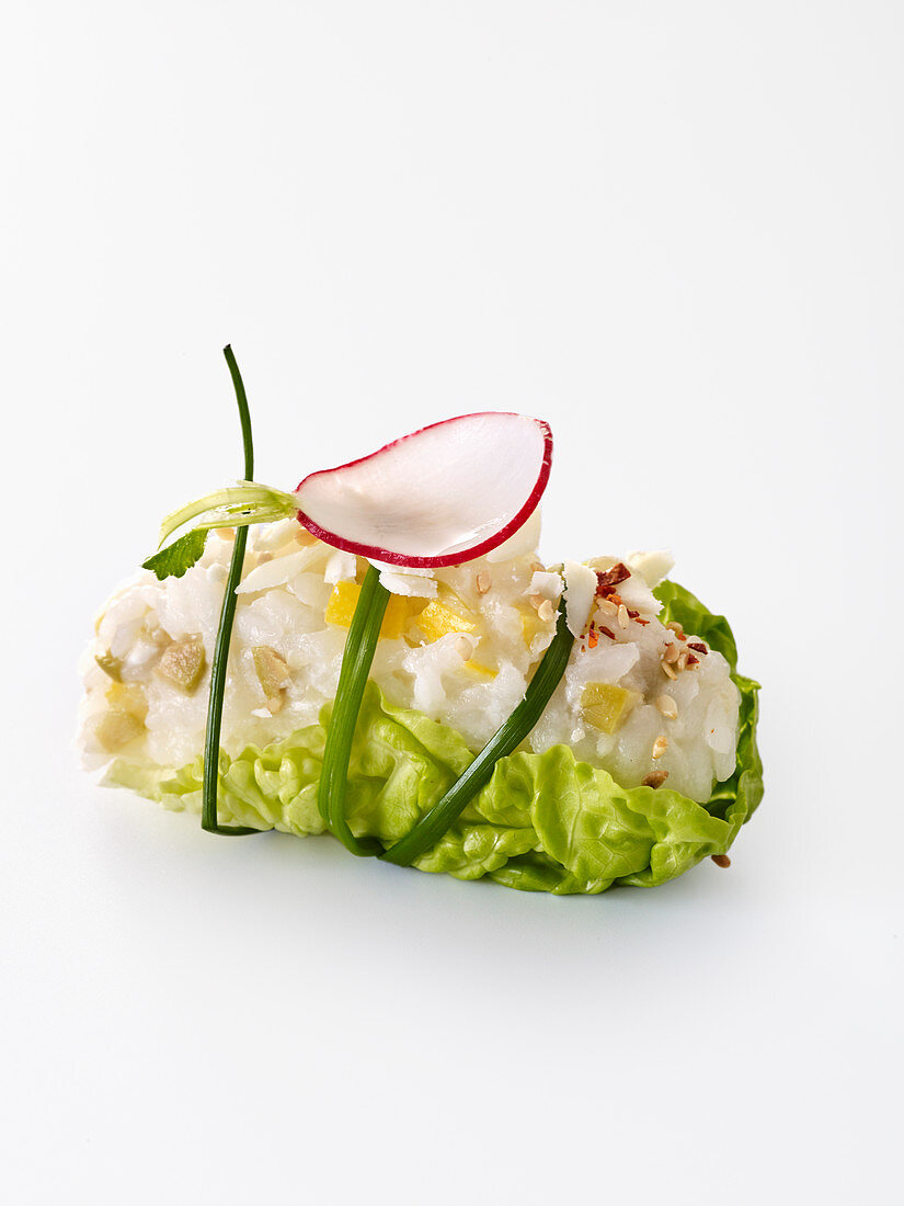 'Sushi'-Röllchen mit Ziegenkäse im Salatblatt
