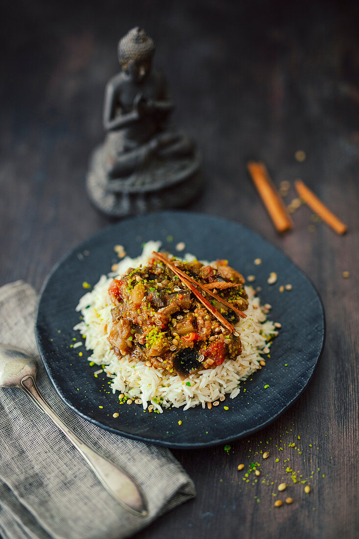 Indisches Auberginen-Curry mit Koriandersamen, Pistazien und Zimt auf Reis