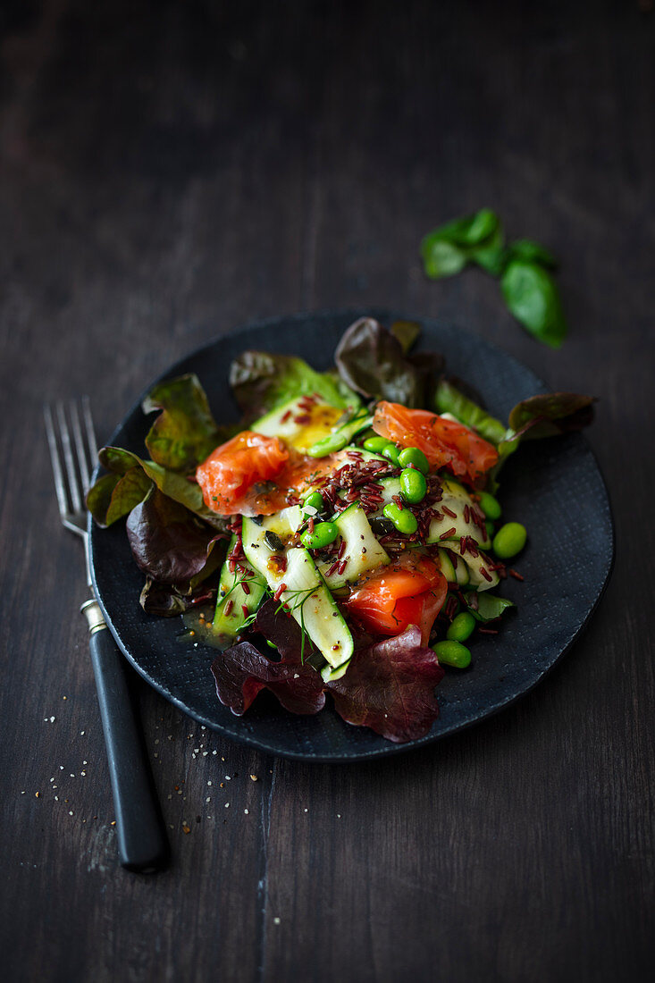 Salad with edamame, courgette and pickled salmon