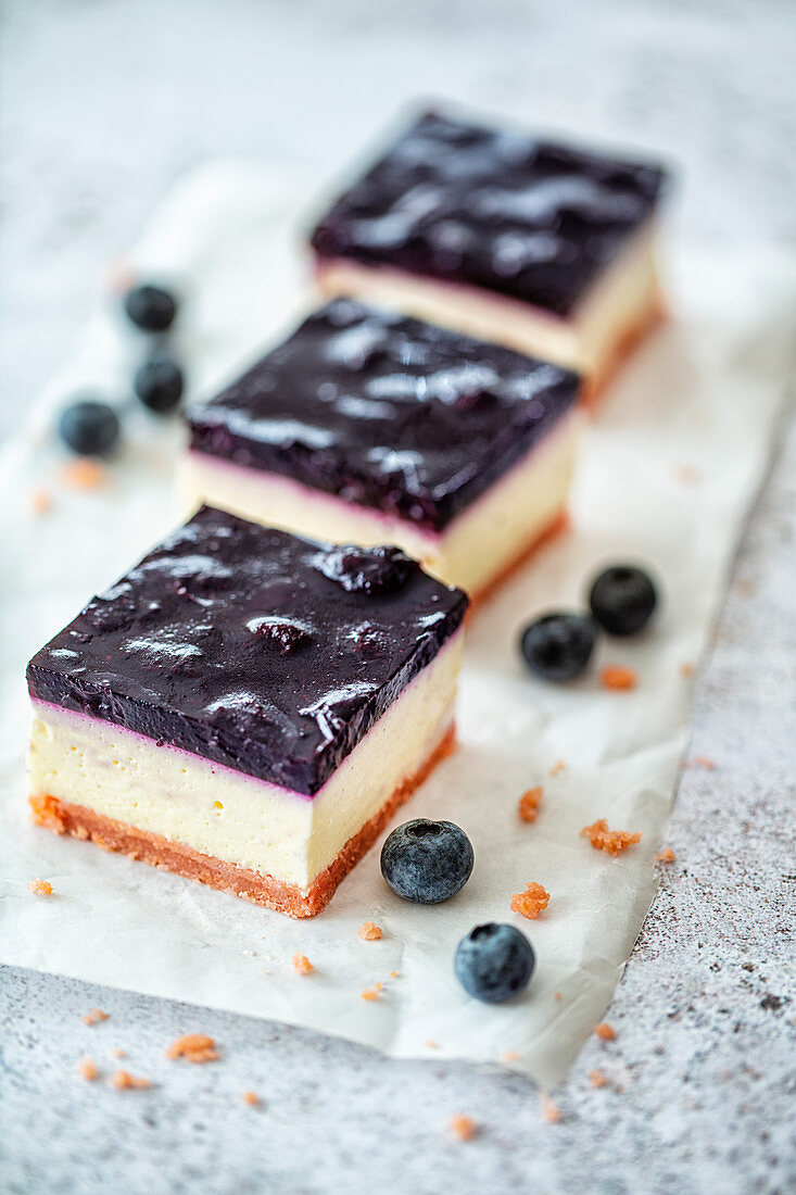 Cheesecake with blueberries and a biscuit base made from pink ladyfingers