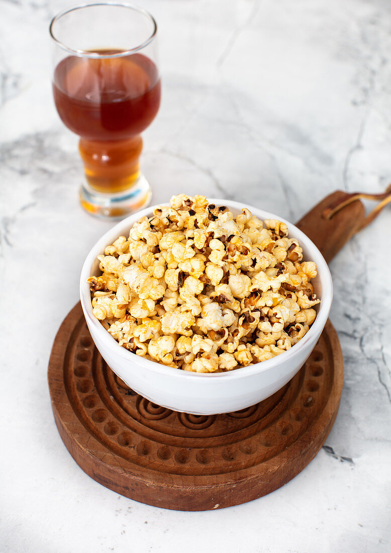 Popcorn mit Knoblauch und Butter