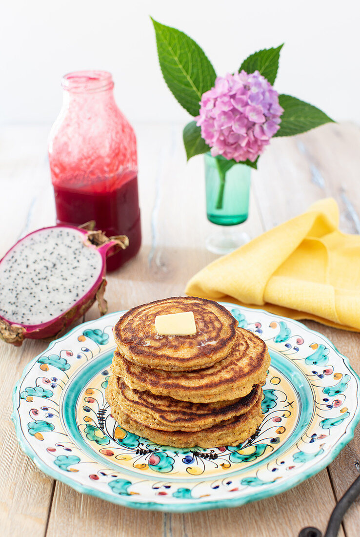 Hafermehl-Pancakes mit Karotten und Orangen