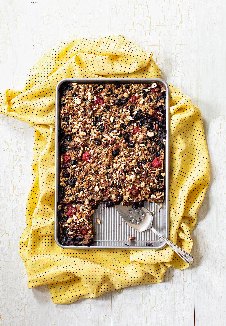 Haferkuchen vom Blech mit Leinsamen, Pekannüssen und Beeren