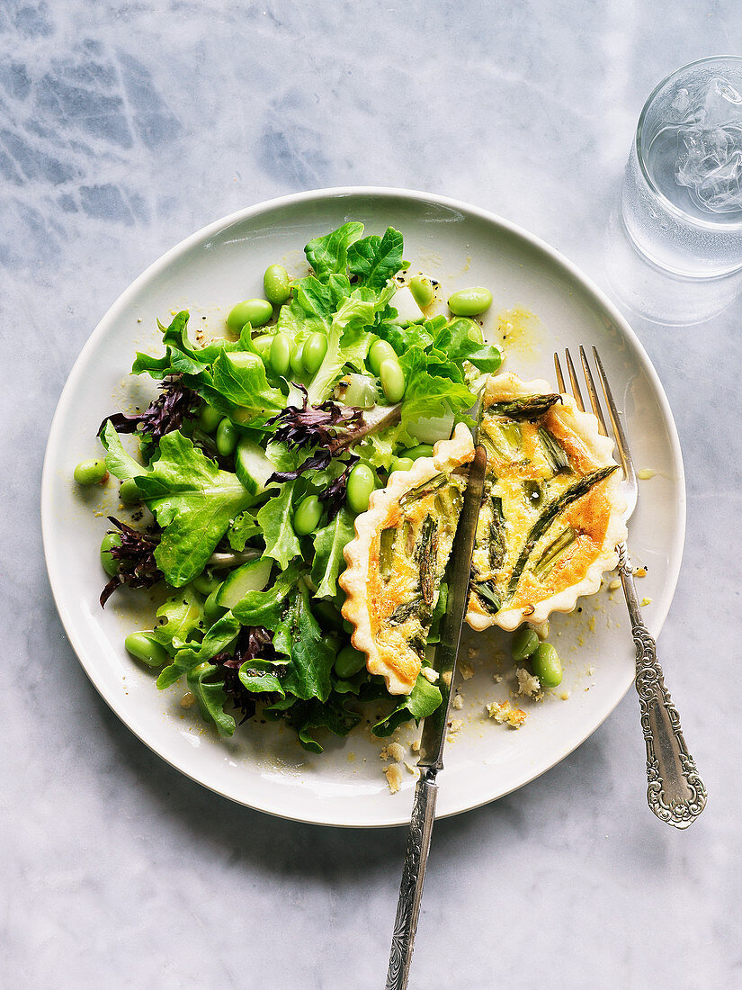 Artischockenherz-Spinat-Miniquiche mit Salat