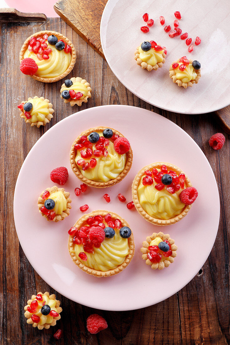 Tartlets with pudding cream and fresh fruit