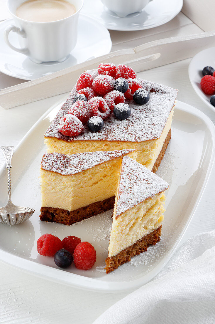 Cheesecake with powdered sugar and fruit