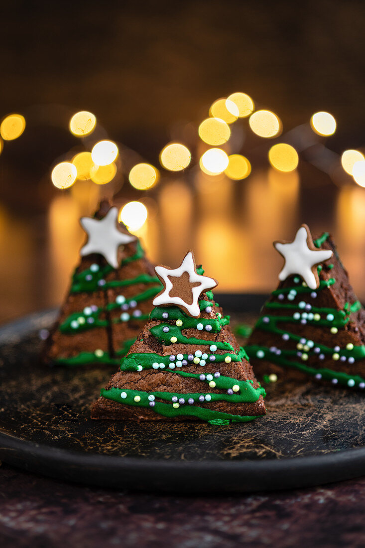 Weihnachtliche Brownies in Tannenbaumform
