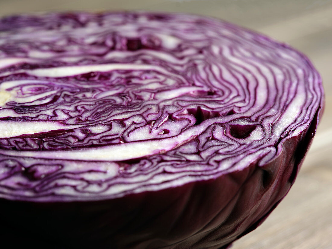 Halved red cabbage (Close up)