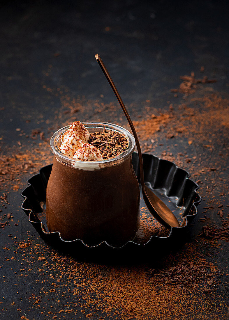 Schokoladenmousse im Glas mit Kakaopulver