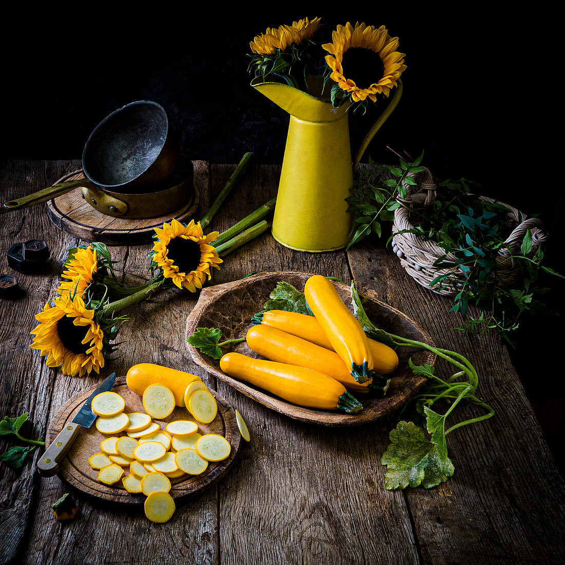 Gelbe Zucchini, ganz und in Scheiben geschnitten