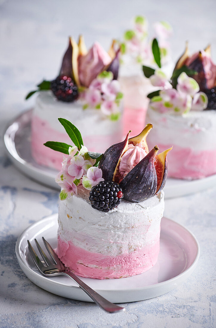 Small blackberry cakes with figs