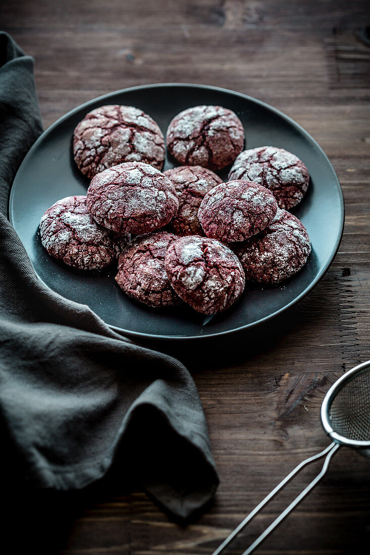 Red Velvet Crinkle Cookies mit Rote-Bete-Pulver