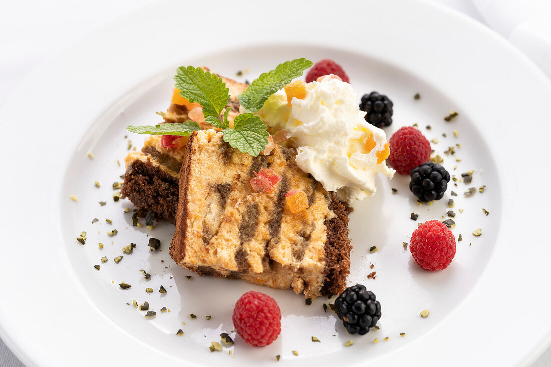 Tiramisu mit frischen Beeren und Schlagsahne