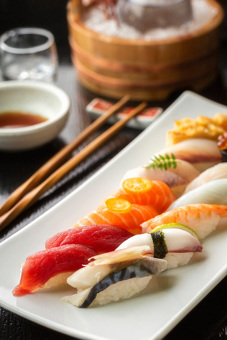 Verschiedene Sushi auf Servierplatte (Japan)