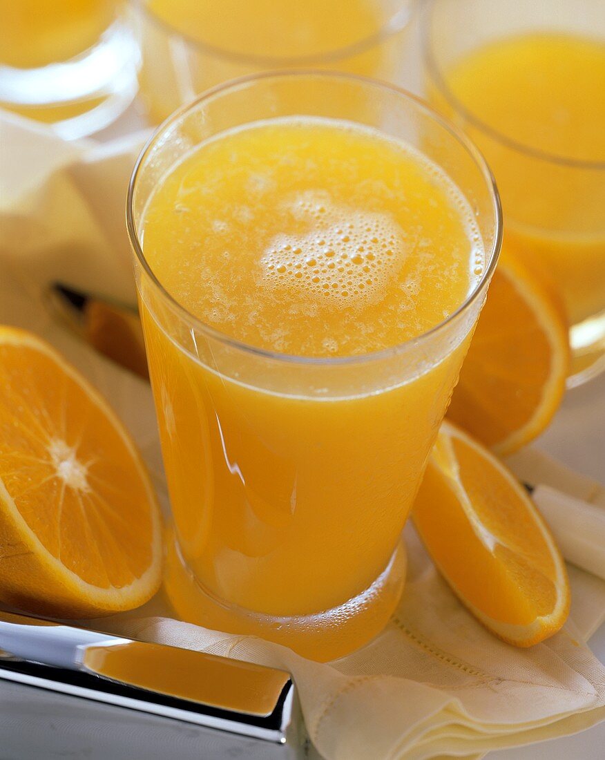 Frisch gepresster Orangensaft im Glas