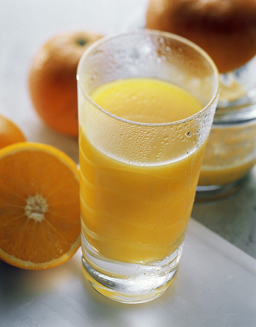 Frisch gepresster Orangensaft in hohem Glas