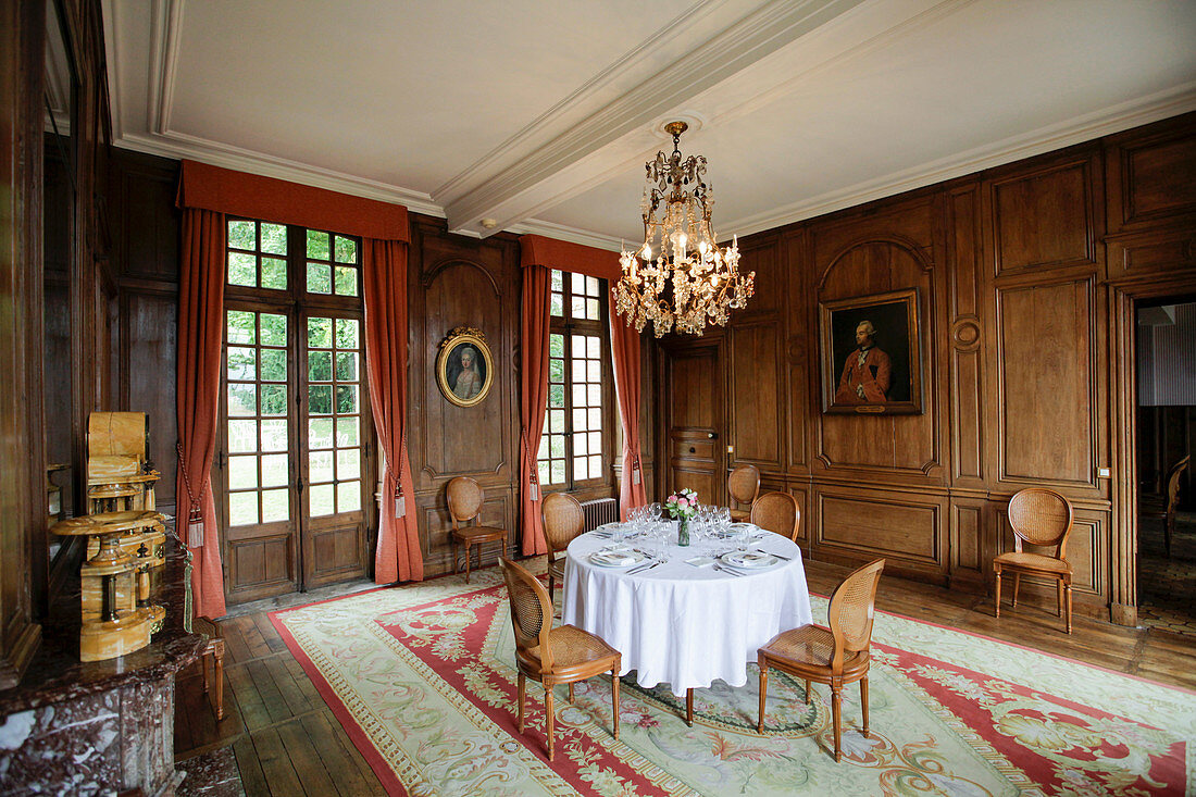 Gedeckter Tisch in historischem Raum, Taittinger, Champagne, Frankreich