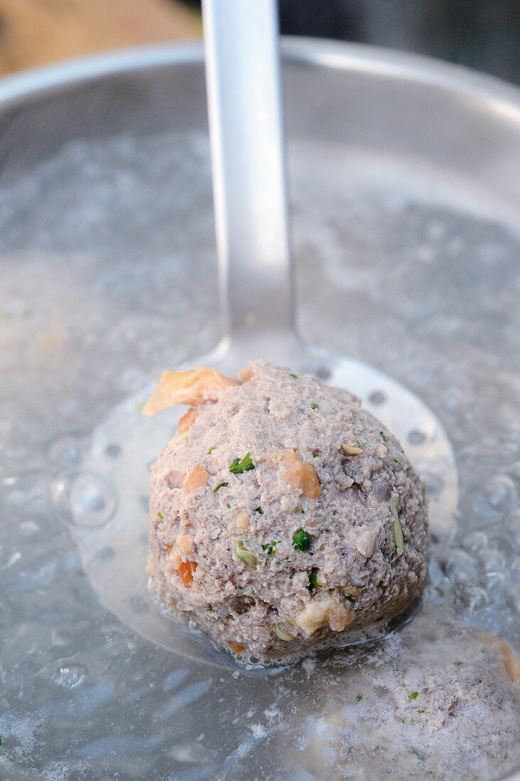 Wildklopse Königsberger Art zubereiten: Knödel aus Kochwasser heben