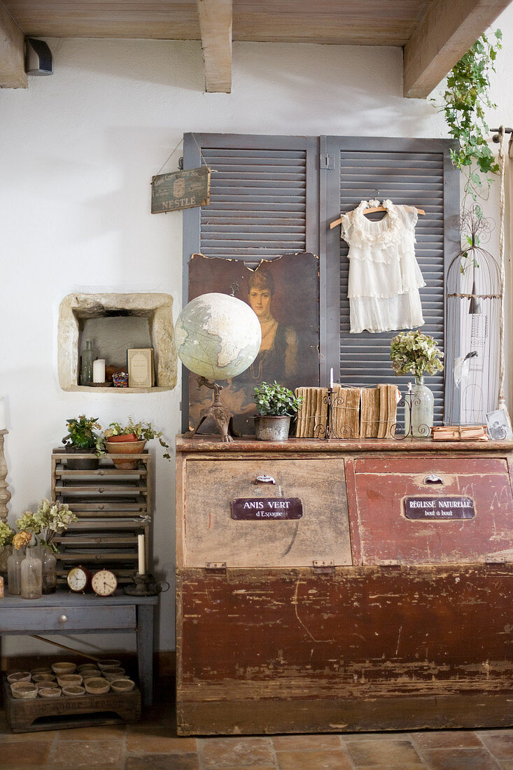 Alter Schüttschrank, Fensterläden und nostalgische Deko