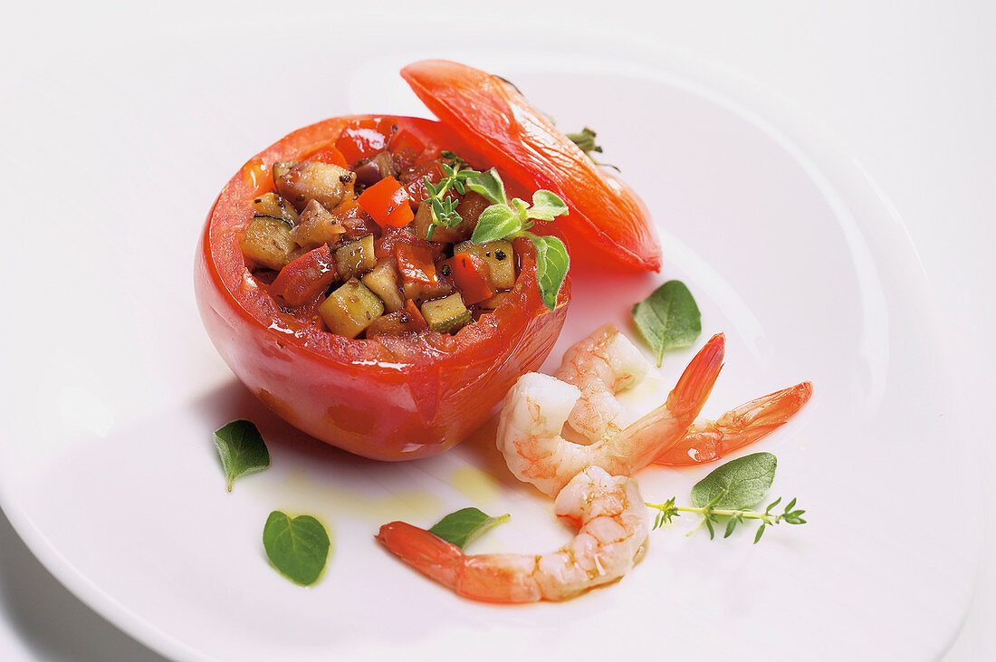 Gefüllte Tomate mit Ratatouille und Garnelen