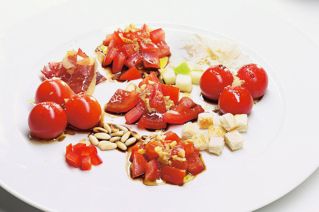 Tomatensalat mit verschiedenen Zutaten