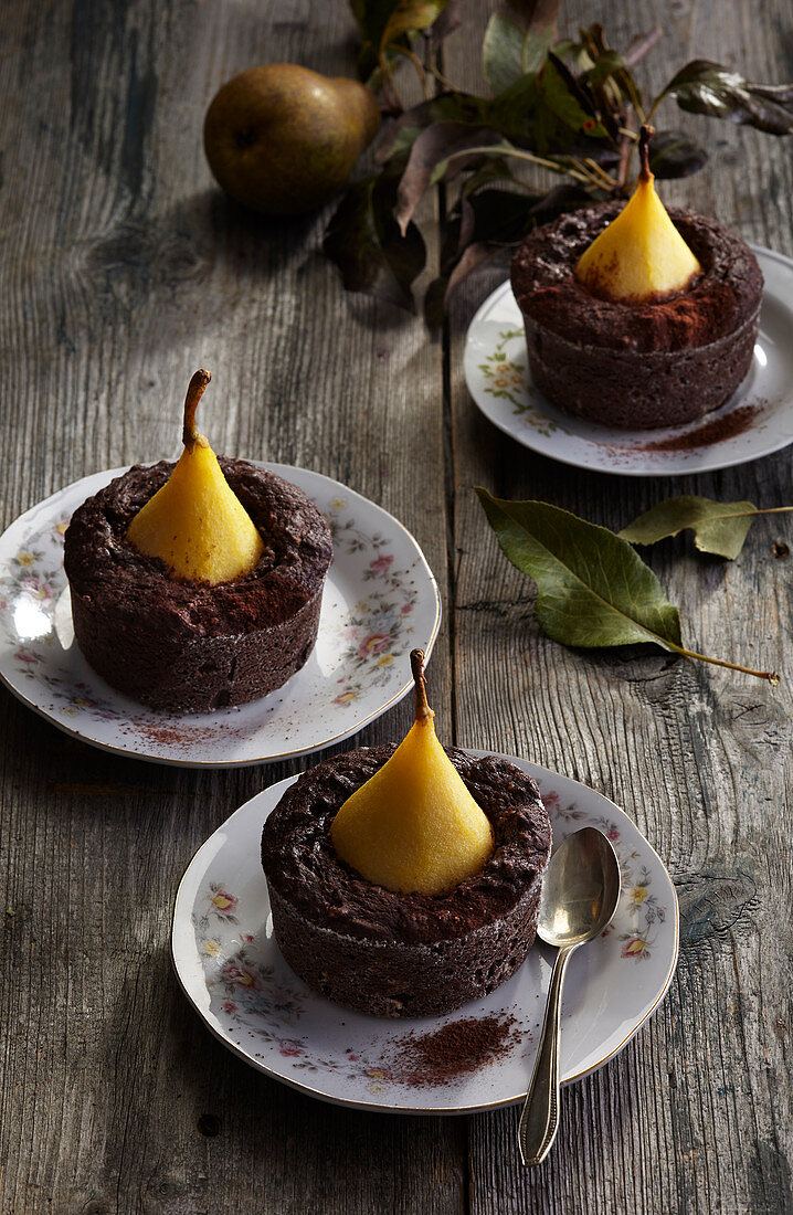 Brownie-Cupcakes mit pochierten Birnen
