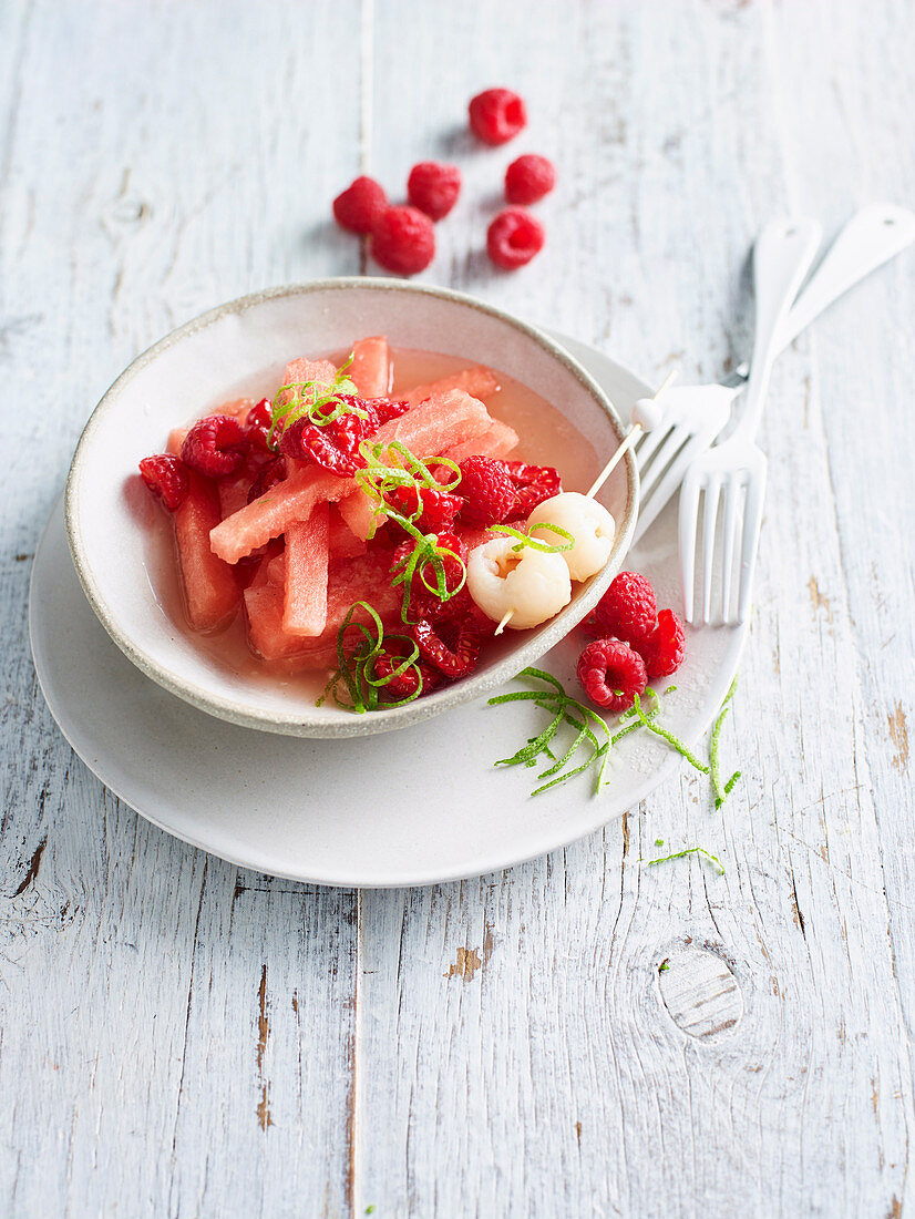 Obstsalat mit Wassermelone, Himbeeren und Litschi