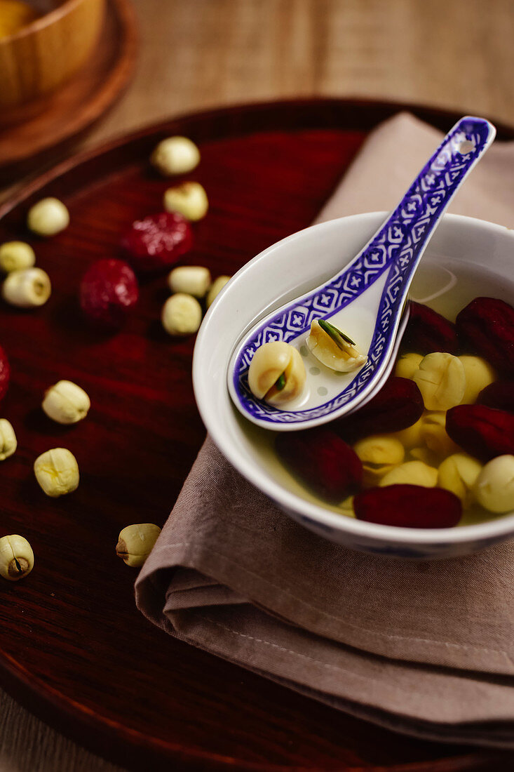 Suppe mit Jujube- und Lotussamen (China)