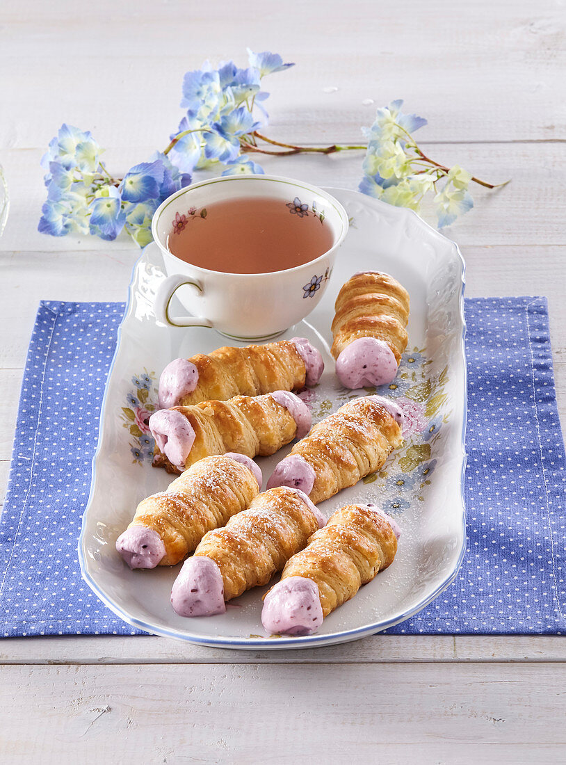 Gebäckröllchen mit Brombeercremefüllung zum Tee