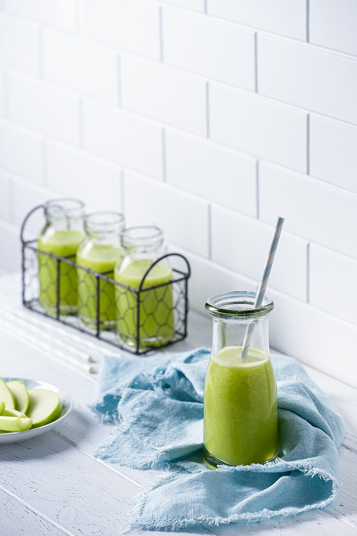 Grüner Smoothie mit Apfel, Gurke und Sellerie