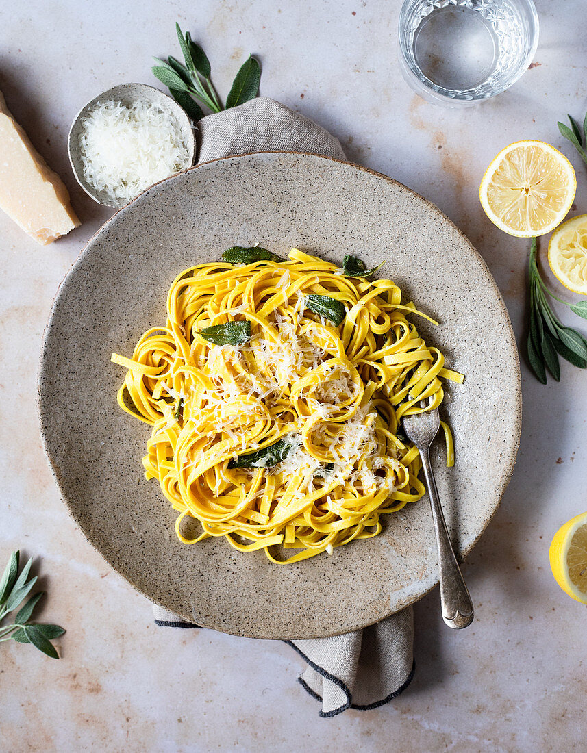 Zitronennudeln mit Salbei und Parmesan