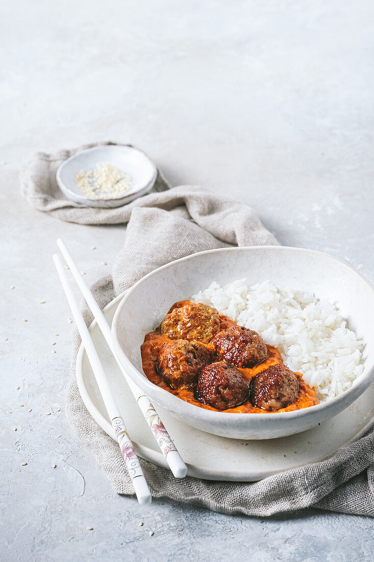 Fleischbällchen in rotem Curry mit Reis