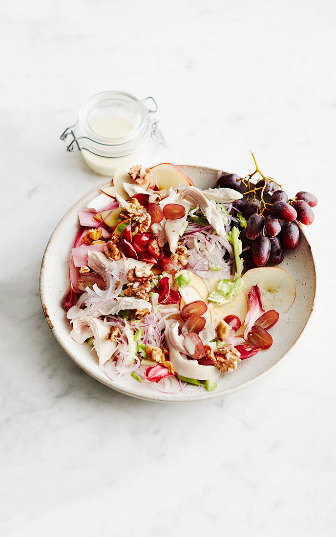 Herbstlicher Waldorfsalat mit roten Trauben und Walnüssen