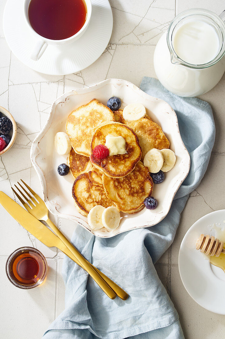 Pancakes mit Butter, Früchten und Ahornsirup